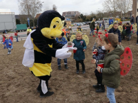 Bijtjes van Oranje Nassauschool zaaien bloemen