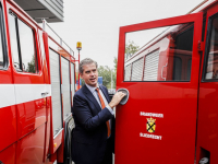 Tien burgemeesters maken rondrit met oudere brandweerwagens
