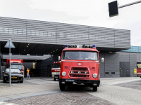 Tien burgemeesters maken rondrit met oudere brandweerwagens