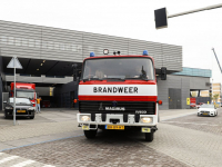 Tien burgemeesters maken rondrit met oudere brandweerwagens