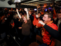 Sfeervol oranjepubliek Ned - Arg bij Cafe resaurant Merz in Dordrecht