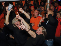 Sfeervol oranjepubliek Ned - Arg bij Cafe resaurant Merz in Dordrecht