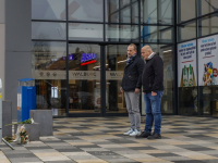 Bloemen bij Winkelcentrum Walburg na dodelijke schietpartij Zwijndrecht