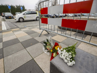 Bloemen bij Winkelcentrum Walburg na dodelijke schietpartij Zwijndrecht