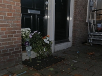 20162712 Bloemen voor woning van neergestoken man Eemsteynplein Dordrecht Tstolk