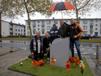 Kunstgras met bloemen bij ondergrondse container Krispijnseweg Dordrecht