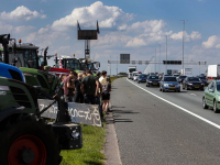 Boerenprotest langs de A16 Moerdijkbrug Moerdijk