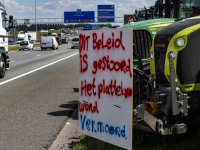 Boerenprotest langs de A16 Moerdijkbrug Moerdijk