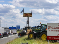 Boerenprotest langs de A16 Moerdijkbrug Moerdijk