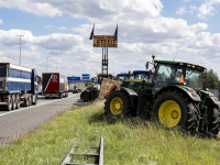 Boerenprotest langs de A16 Moerdijkbrug Moerdijk