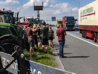 Boerenprotest langs de A16 Moerdijkbrug Moerdijk