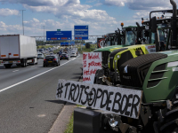 Boerenprotest langs de A16 Moerdijkbrug Moerdijk