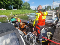 Bootje dreigt te zinken in jachthaven Badweg Dordrecht