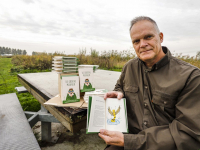 Jan Kleijer met de boeken ´De Groene Mannen´ Dordrecht