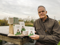 Jan Kleijer met de boeken ´De Groene Mannen´ Dordrecht