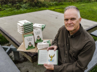 Jan Kleijer met de boeken ´De Groene Mannen´ Dordrecht