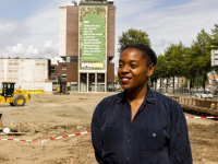 Swendeline bij haar stukje gedicht Spuiboulevard Dordrecht