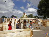 Kinderen bouwen hutten of huizen