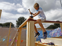 Kinderen bouwen hutten of huizen