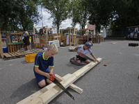 Kinderen bouwen hutten of huizen