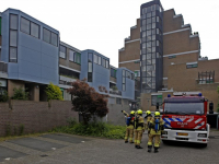 Enorme rookontwikkeling bij autobrand in parkeergarage onder woningen