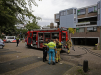 Enorme rookontwikkeling bij autobrand in parkeergarage onder woningen