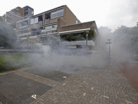 Enorme rookontwikkeling bij autobrand in parkeergarage onder woningen