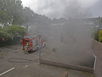 Enorme rookontwikkeling bij autobrand in parkeergarage onder woningen