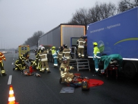 20173001 Vrachtwagenchauffeur bevrijd uit vrachtwagen A16 Zwijndrecht Tstolk 001