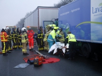 20173001 Vrachtwagenchauffeur bevrijd uit vrachtwagen A16 Zwijndrecht Tstolk 002