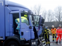20173001 Vrachtwagenchauffeur bevrijd uit vrachtwagen A16 Zwijndrecht Tstolk 003