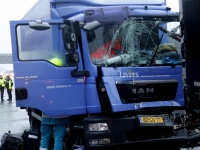 20173001 Vrachtwagenchauffeur bevrijd uit vrachtwagen A16 Zwijndrecht Tstolk 004