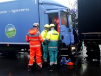 20173001 Vrachtwagenchauffeur bevrijd uit vrachtwagen A16 Zwijndrecht Tstolk 005