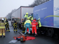 20173001 Vrachtwagenchauffeur bevrijd uit vrachtwagen A16 Zwijndrecht Tstolk