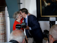 20181505 Bronzen erepenning voor voormalig wethouder Reynvaan stadhuis Dordrecht Tstolk 001