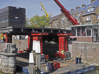 Brugklep Engelenburgerbrug op transport voor renovatie Dordrecht