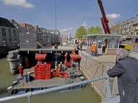Brugklep Engelenburgerbrug op transport voor renovatie Dordrecht