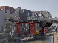 Brugklep Engelenburgerbrug op transport voor renovatie Dordrecht