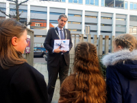 18112020-Burgemeester-haalt-tekeningen-voor-de-Sint-op-Dordrecht-Tstolk