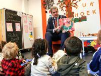 Burgemeester leest voor tijdens kinderboekenweek Happy4Kids Dordrecht