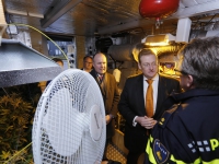 20161502-Burgemeestersbijeenkomst-hennepcriminaliteit-Biesboschstraat-Dordrecht-Tstolk-003