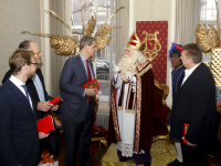 Burgermeester en wethouders op bezoek bij Sinterklaas