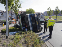 Cementwagen op zijn kant in Zwijndrecht