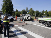 Cementwagen op zijn kant in Zwijndrecht