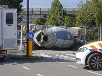 Cementwagen op zijn kant in Zwijndrecht