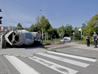 Cementwagen op zijn kant in Zwijndrecht