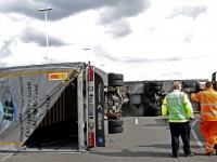 20170706 Chaos met avondspits door gekantelde vrachtwagen op Moerdijkbrug Tstolk 001