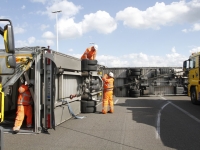 20170706 Chaos met avondspits door gekantelde vrachtwagen op Moerdijkbrug Tstolk 003