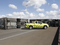 20170706 Chaos met avondspits door gekantelde vrachtwagen op Moerdijkbrug Tstolk 005