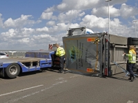 20170706 Chaos met avondspits door gekantelde vrachtwagen op Moerdijkbrug Tstolk